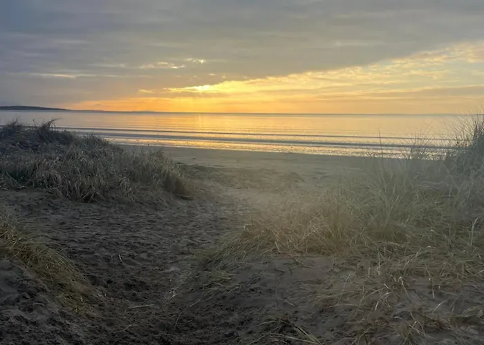 Hollies Hideaway Apartment *